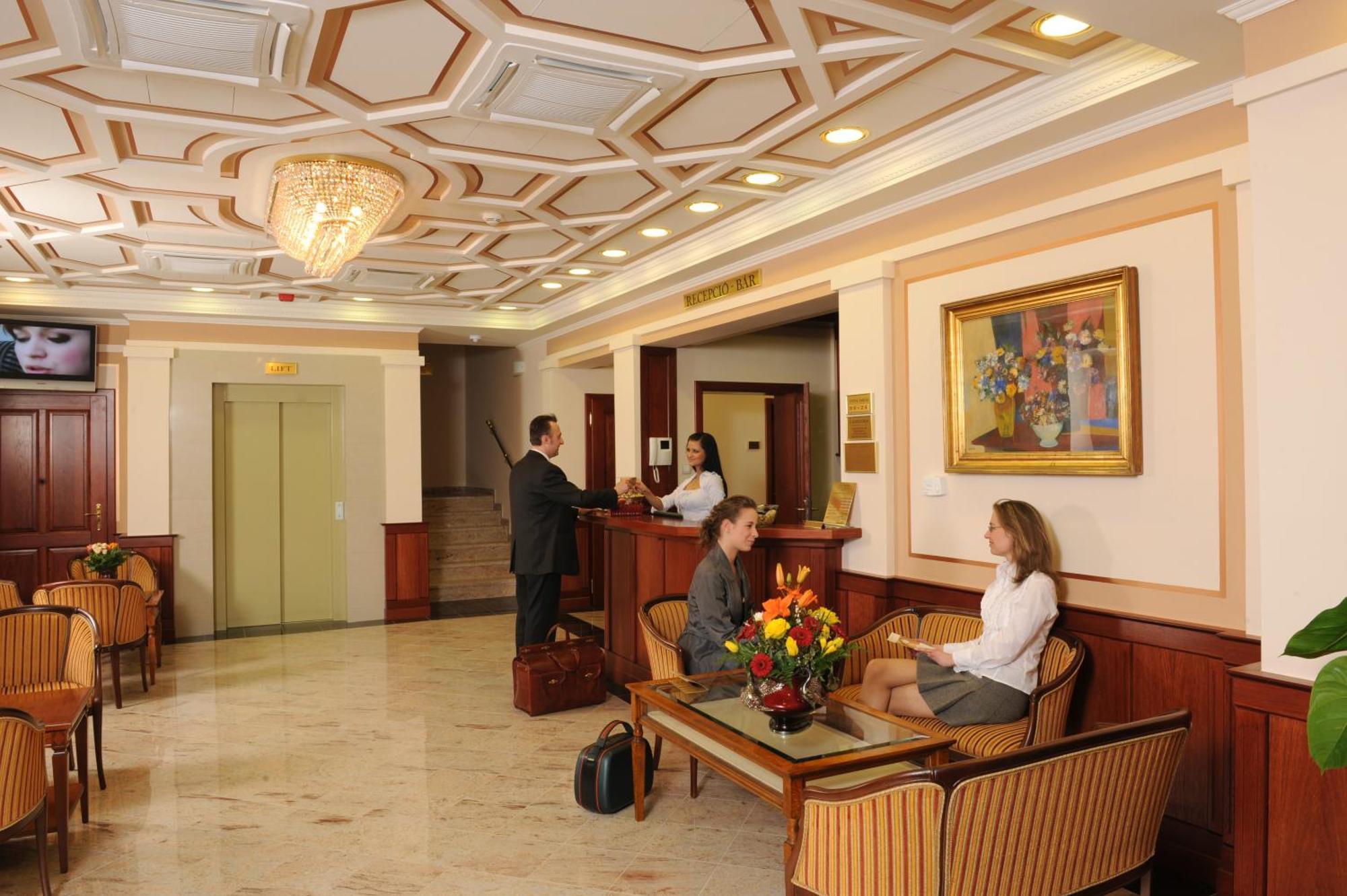 Hotel Koedmoen Eger